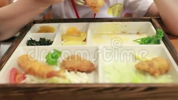 快乐的亚洲孩子在餐厅吃寿司面带笑容视频的预览图