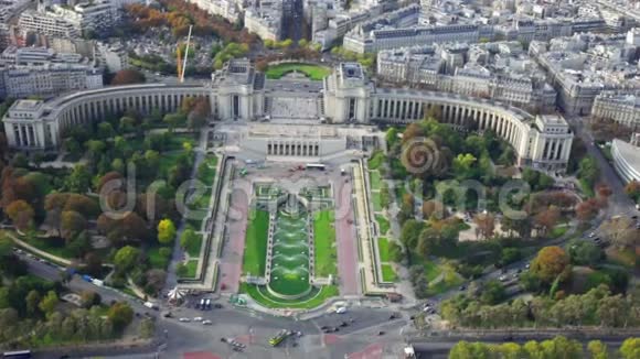 从埃菲尔铁塔俯瞰巴黎视频的预览图
