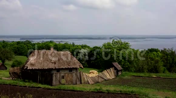 乌克兰的村庄周围是绿色植物视频的预览图