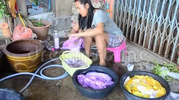 泰国妇女在蜡染后洗衣服视频的预览图