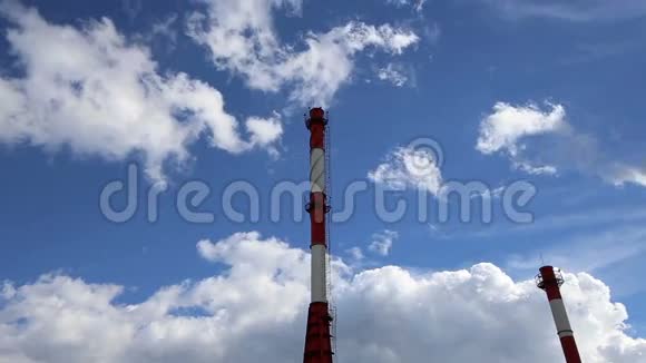 发电厂的工业管道和天空云背景视频的预览图