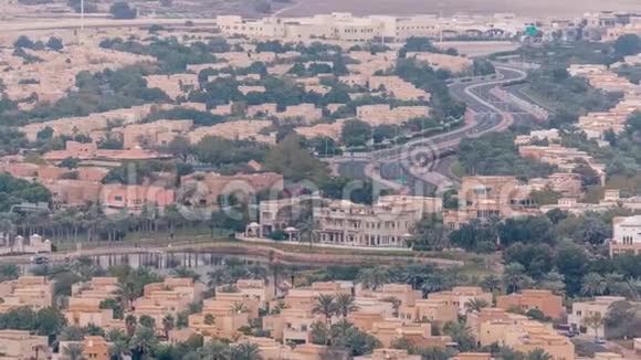 阿拉伯联合酋长国迪拜市时间推移公寓房和别墅的鸟瞰图视频的预览图