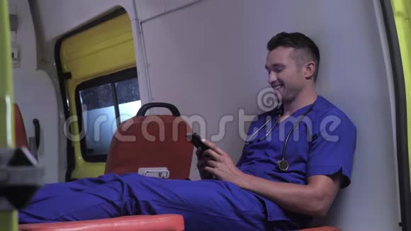士兵坐在救护车上的担架上视频的预览图