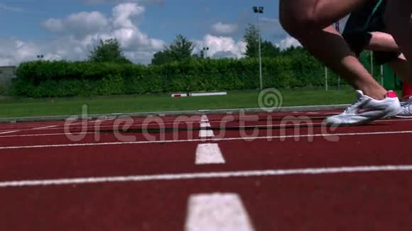 跑步比赛的运动员视频的预览图