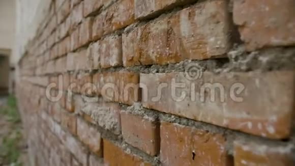 废弃和毁坏的建筑物中的老水泥砖墙视频的预览图