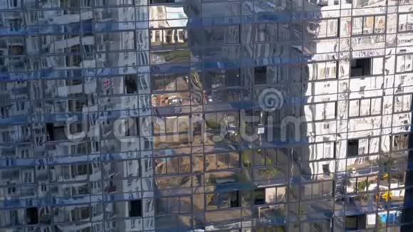 城市在现代建筑窗口中的思考视频的预览图