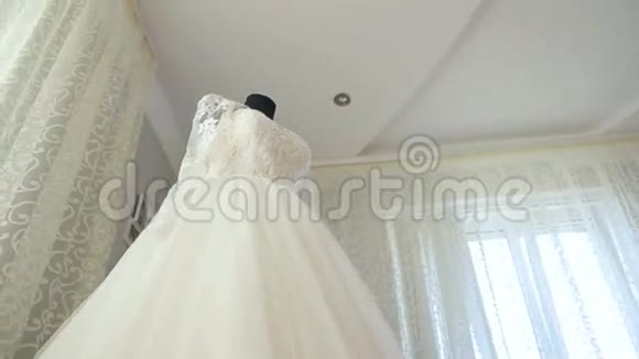 新娘房间里的完美婚纱视频的预览图