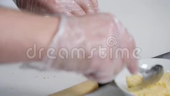 手做寿司卷寿司厨师展示技巧日本名菜视频的预览图