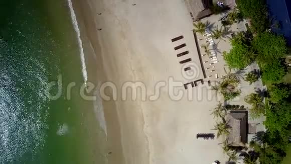 沙滩上的绿色海浪翻滚视频的预览图