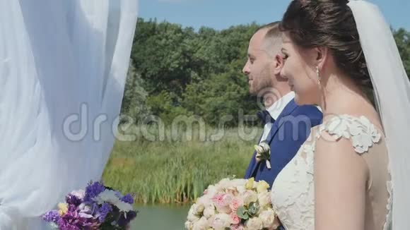 结婚典礼上的情侣视频的预览图