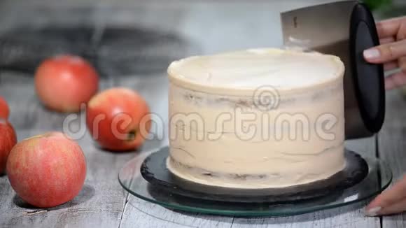 厨师用奶油装饰一个美味的蛋糕做焦糖苹果蛋糕视频的预览图