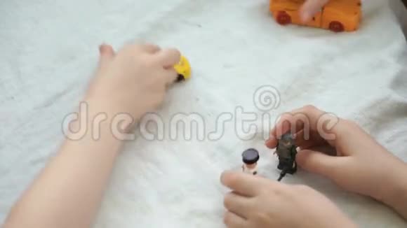 在幼儿园玩小玩具车的男孩视频的预览图