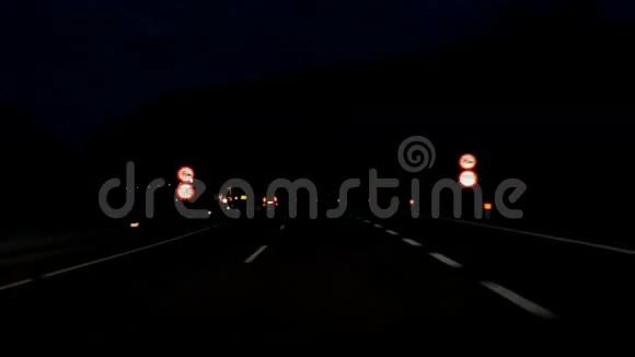公路之夜开车视频的预览图