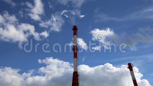 发电厂的工业管道和天空云背景视频的预览图