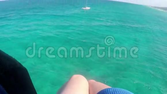 在加勒比海从船后航行的帆船极限夏季运动视频的预览图