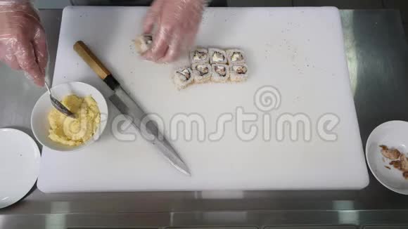 手做寿司卷寿司厨师展示技巧日本名菜视频的预览图