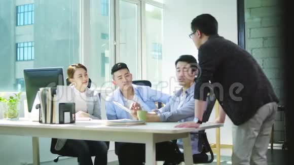 亚洲商人团队在办公室合作视频的预览图