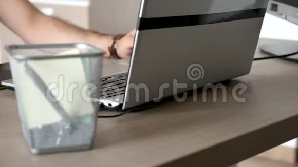 数码平板电脑的平面设计师视频的预览图