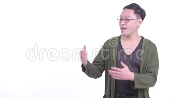 戴眼镜的快乐日本男人视频的预览图