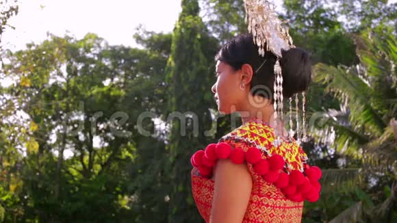 伊班部落女人穿着传统衣服视频的预览图