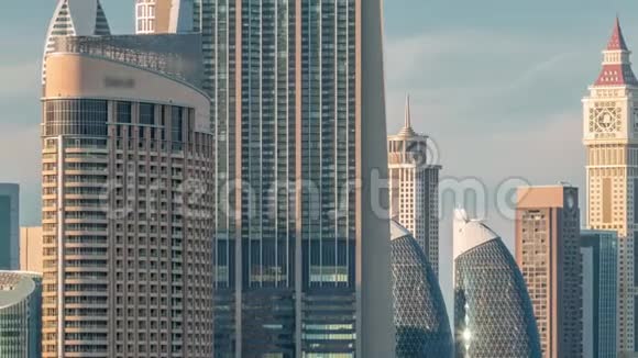 航空日落城市景观与迪拜市区建筑时间推移阿拉伯联合酋长国视频的预览图