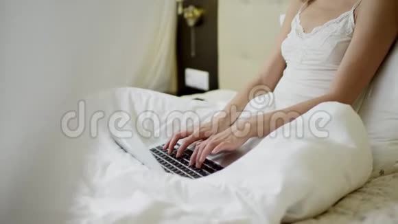 床上有笔记本电脑的女人视频的预览图