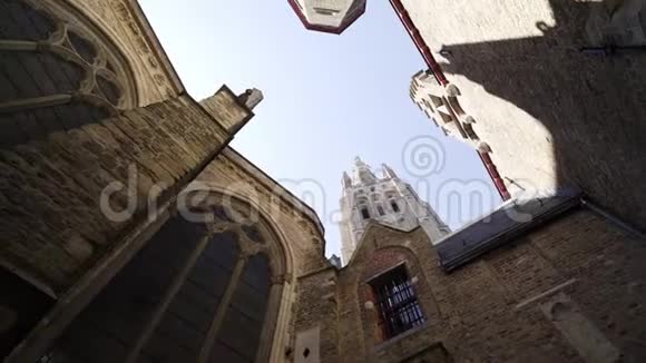 在中世纪建筑之间视频的预览图
