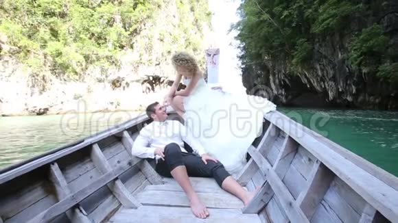 欧洲新娘和新郎坐长尾船视频的预览图