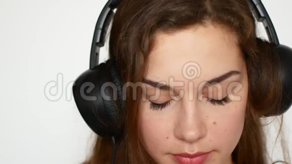戴着耳机的美女听音乐视频的预览图