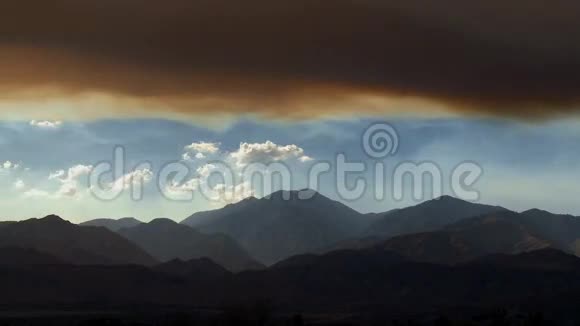 太阳落山时烟云的消散视频的预览图