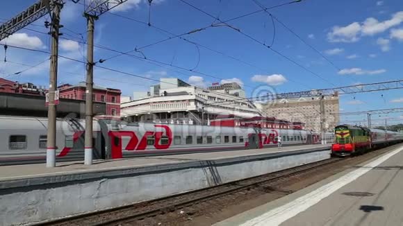 Kazansky铁路终点站KazanskyVokzal和乘客的列车视频的预览图