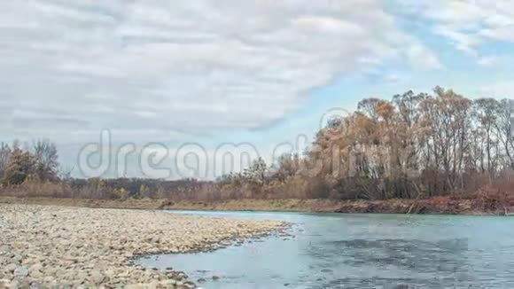 美丽的秋江库班河俄罗斯视频的预览图