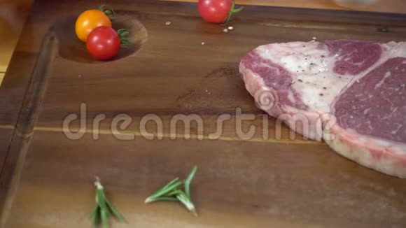 将美味的主厨或烹制调味的新鲜牛肉片加入海盐和辛辣辣椒视频的预览图