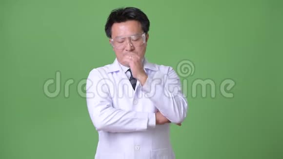 成年日本男子医生戴防护眼镜视频的预览图