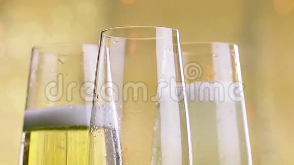在金色的背景下用金色的气泡填充香槟节日的概念视频的预览图