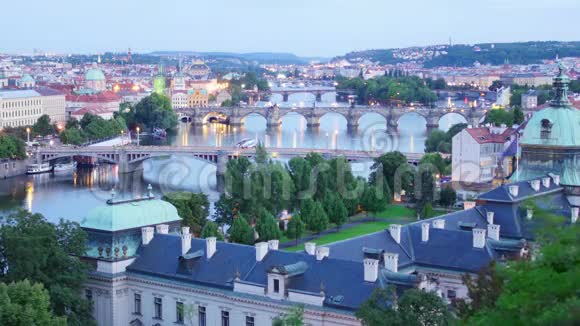 布拉格景观多瑙河上的桥梁捷克共和国时间推移4k视频的预览图