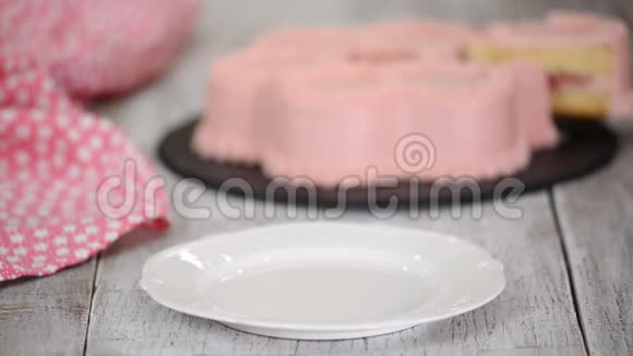 一块带粉红色奶油的覆盆子蛋糕视频的预览图