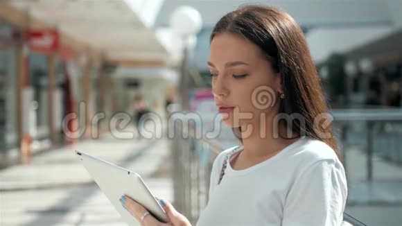 带着电话微笑的黑发女人闭上眼睛年轻商务女性职业快乐美丽的多民族黑发视频的预览图