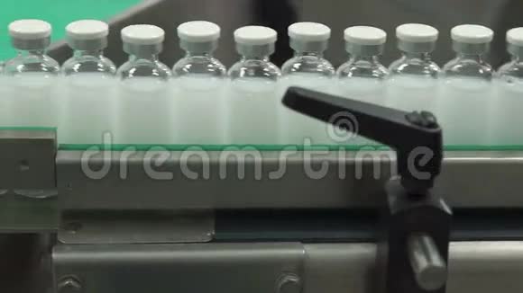 制药厂传送带上装有药物的瓶子视频的预览图
