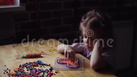 小可爱的女孩玩五颜六色的马赛克视频的预览图