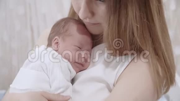 年轻的母亲抱着她的新生儿视频的预览图