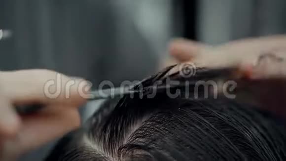 在理发店用剪刀剪头发视频的预览图