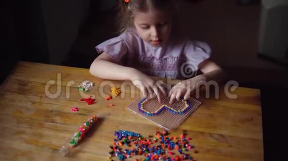 小可爱的女孩玩五颜六色的马赛克视频的预览图