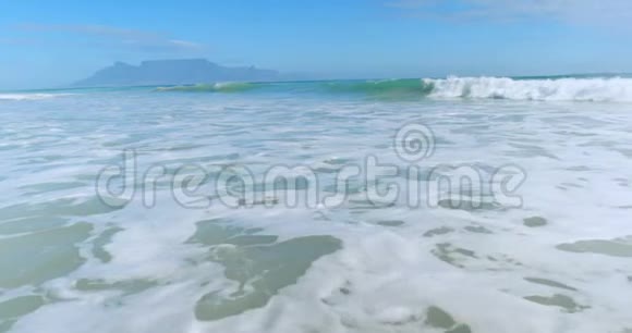 人类在海上冲浪4K视频的预览图