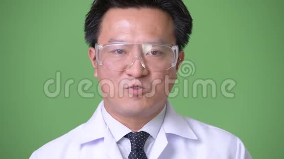 成年日本男子医生戴防护眼镜视频的预览图