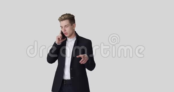 年轻的商人用手机说话视频的预览图