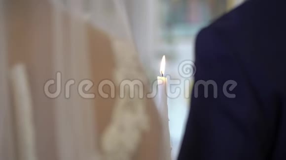 新郎新娘在教堂举行仪式时手持蜡烛视频的预览图