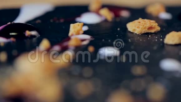 餐厅用蜂蜜面包屑和奶油装饰的巧克力甜点视频的预览图