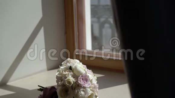 靠近窗户的新娘花束视频的预览图