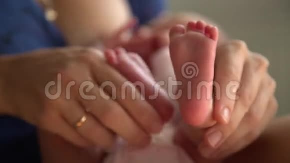 妈妈双手足底按摩新生宝宝视频的预览图